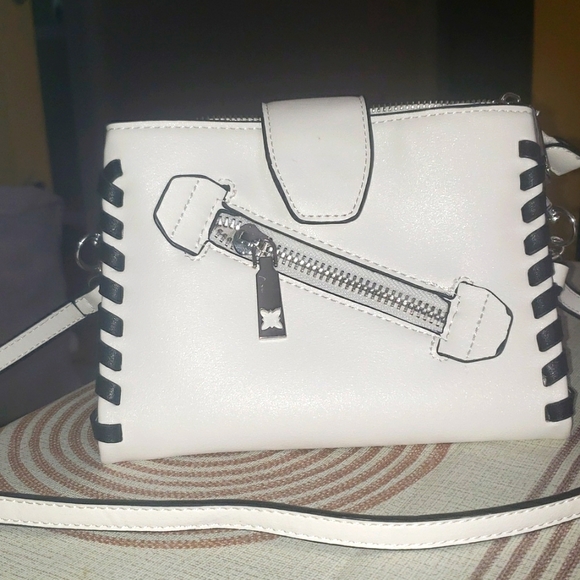 BCBGeneration small purse messenger bag like new white - Picture 3 of 13